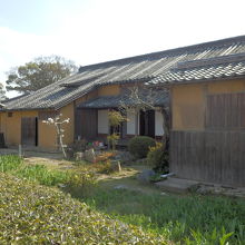 旧目加田家住宅、写真は建物裏側からです、表には窓はません