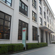 JPタワーの東京中央郵便局とゆうちょ銀行本店部分の玄関