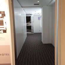 ロッカーのある所からカプセルになっているところ