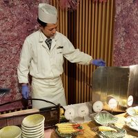 ビュッフェの食事は、贅沢に目の前で天ぷらを揚げてくれる