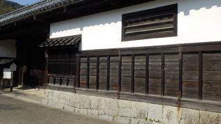 江戸時代の武家屋敷の面影を深く残している建物