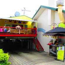 上がお店、右におばあちゃん