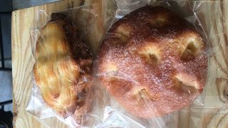 クロワッサンにカスタードをのせて焼いたパンがとてもおいしかったです。