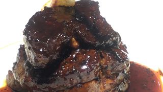 有名な牛フィレ肉とフォアグラのプレート以外はそんなに美味しくなかったです。