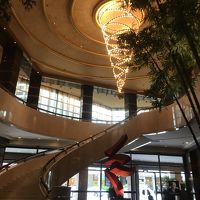 この階段から優雅に下りてみました