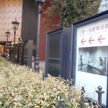 東側の街路から内側の庭園を経て入口がある。