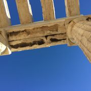 前門をくぐるとパルテノン神殿が見えました