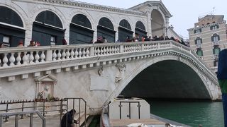 ベネチアの有名な景色を形成する橋