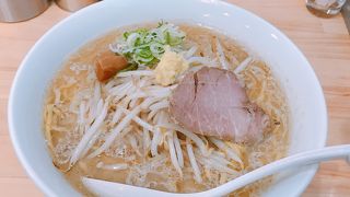 生姜が載っています「八乃木」ラーメン