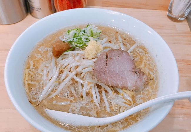 生姜が載っています「八乃木」ラーメン