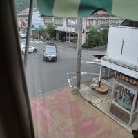 部屋の窓からは俵山温泉のメインストリートが眼下に見えます。