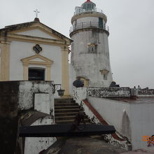 灯台と教会，要塞が並ぶ。