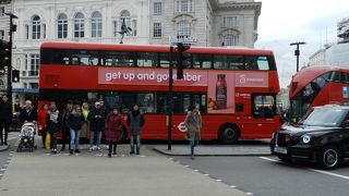 ロンドンのシンボル二階建てバス
