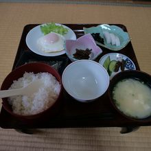 無料で和朝食が付きます。