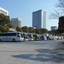 像の周囲は、皇居観光のバス駐車場になっている。