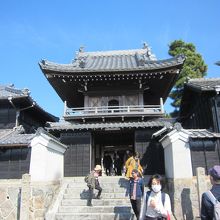 「普門寺」の山門