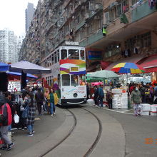 トラムがマーケットの中心を闊歩する。