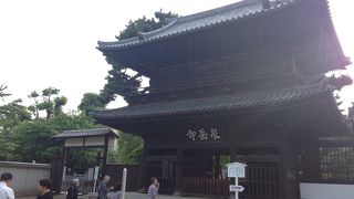 どっしり構えた門