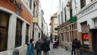 ギャルリー・サンチュベールから小路に入る