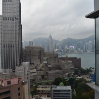 正面は高いビルです