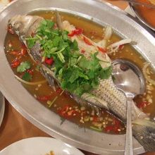 泰式檸檬魚 揚げた魚を檸檬と醤油で味付け　美味い