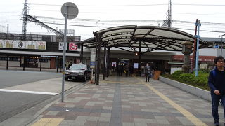 周辺は飲食店が多い