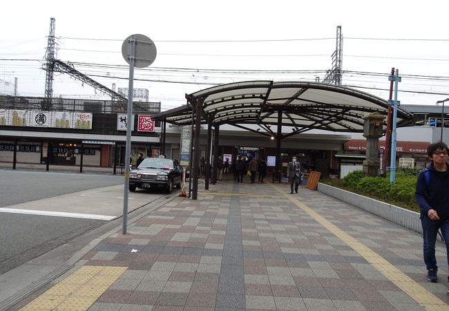 周辺は飲食店が多い