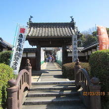 「常福寺」の山門