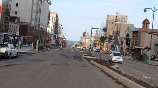 駅から運河までのまっすぐな道