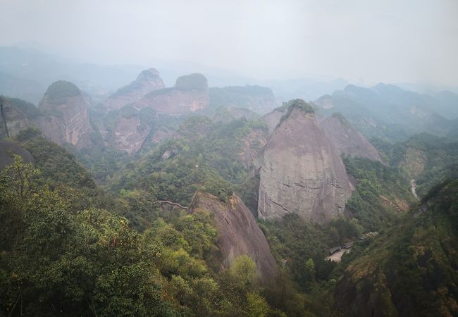 恐竜みたいな山