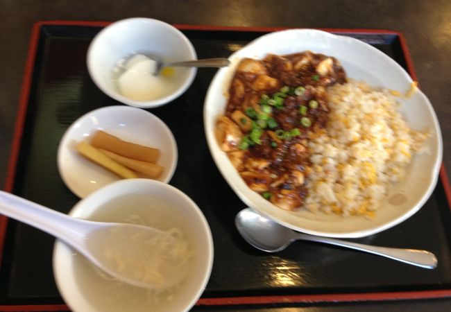 麻婆豆腐を食べ