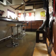 夜のバーカウンター