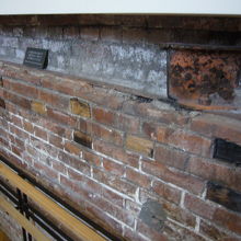 内部階段の壁。木レンガ黒いのは空襲で駅舎が焼けて炭化したため