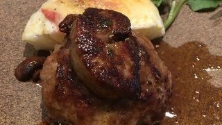おすすめは、松坂ポークと熟成牛のハンバーグとフォアグラのソテーじゃがいものピューレを添えです。