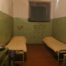 地下にある収容所