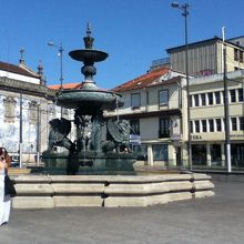 広場内の噴水周辺