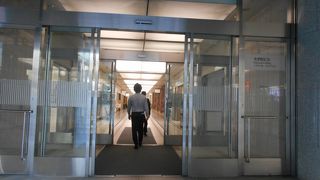 東西に200ｍもある細長い古いビルで、取り壊しかと思ったらリニューアルが始まった。