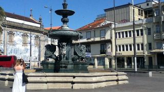 ポルト大学前の噴水のある広場
