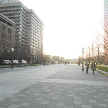 皇居に向けて、広い石畳の歩道がつづく