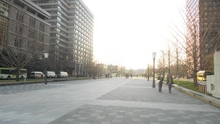 東京駅から皇居に向かう、広い石畳の歩道が完成