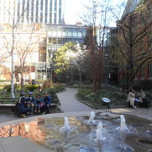 狭いが中庭には噴水やアート、オープンカフェがある。
