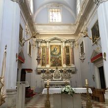 大理石の祭壇とティッティアーノ聖母被昇天