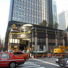 南側から全景。奥がパークビル、右が三菱一号館で正面が商業施設