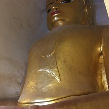 窮屈におさまる仏像