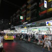 ホテルの前は賑やか