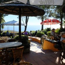 お天気が良ければ、ぜひ屋外のテラス席へどうぞ。