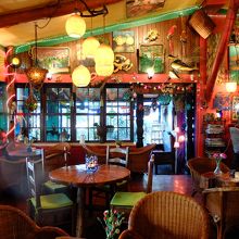 屋内席は打って変わってカラフルな内装と飾り付け。