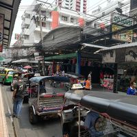 ホテル前の道路は交通量が多い