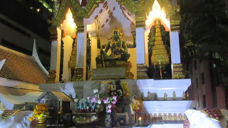 Phra Indra Shrine　とグーグルマップに出ています。エラワンと反対側のアマリンの前