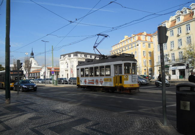 リスボンの南端から「リベイラ市場」へ通るテージョ川沿いの通り